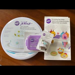 Wilton cake decorating bundle: turntable & tools!